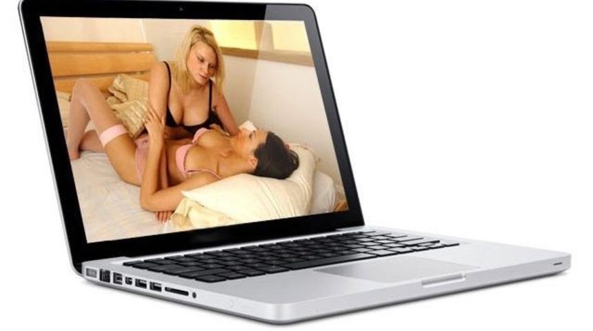 Bilgisayarıyla evlenmek istiyor