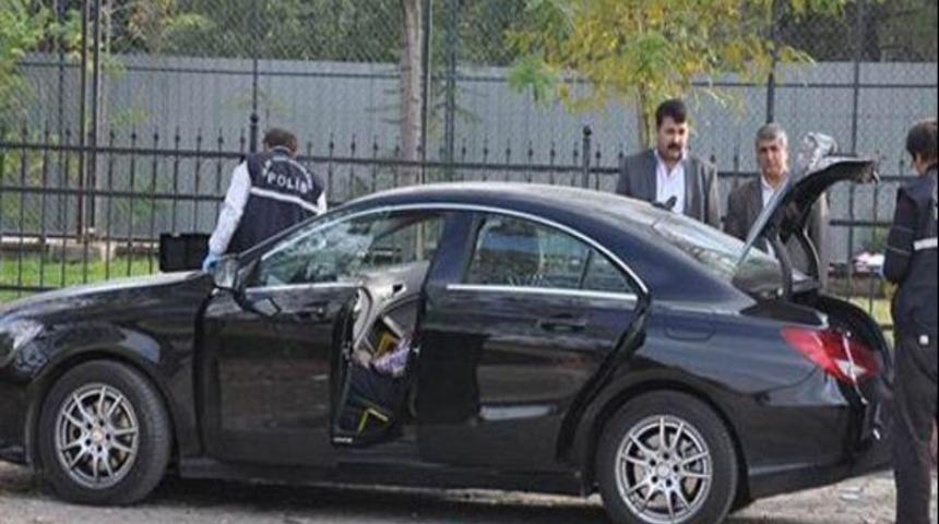 Kiraladığı l&uuml;ks otomobilde intihar etti