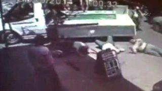 Cenaze taşınan kamyonetten böyle düştüler