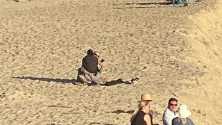 Kourtney Kardashian ve Travis Barker plajda herkesin içinde... 