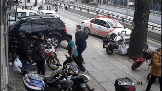 Arkadaşlık teklifini kabul etmeyen kızın sevgilisine silahlı saldırı düzenledi! Dehşet anları kamerada