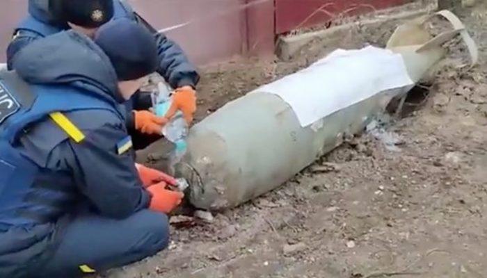Ukraynalı askerler, Rus bombasını böyle imha etti! Saniye saniye kameralara yansıdı