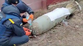 Ukraynalı askerler, Rus bombasını böyle imha etti! Saniye saniye kameralara yansıdı