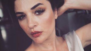 Gonca Vuslateri'nin göğüs dekolteli pozlarına yorum yağdı! 'Tablo gibisin'