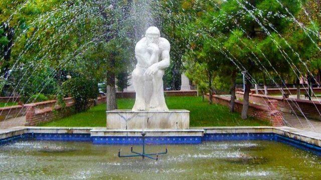 Hemşireyi hastane bahçesinde bıçakladı