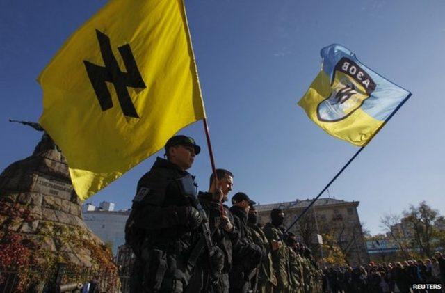 Ukrayna'daki aşırı sağcı gruplardan Azov Taburu gamalı haçın stilize edilmiş bir versiyonunu sembol olarak kullanıyor