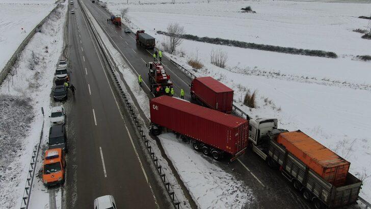 Kuyruğun ucu bucağı yok! TIR, karda kaza yaptı Bursa İzmir karayolu felç oldu... O anlar havadan görüntülendi G1