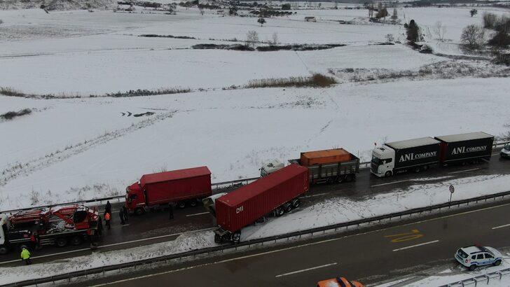 Kuyruğun ucu bucağı yok! TIR, karda kaza yaptı Bursa İzmir karayolu felç oldu... O anlar havadan görüntülendi G2