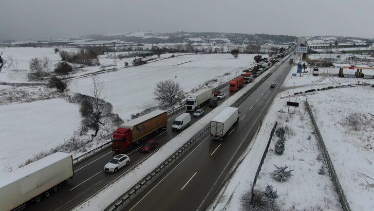 Kuyruğun ucu bucağı yok! TIR, karda kaza yaptı Bursa İzmir karayolu felç oldu... O anlar havadan görüntülendi G3