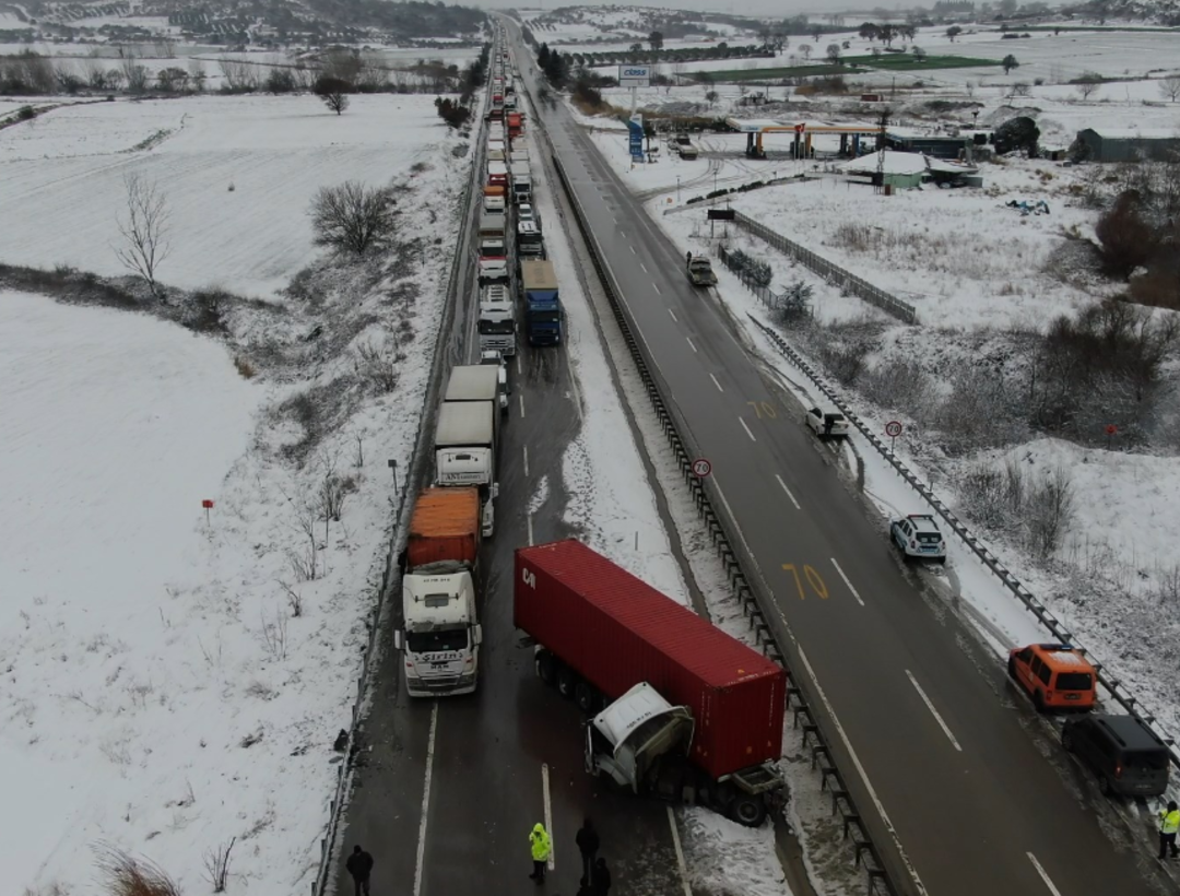 Kuyruğun ucu bucağı yok! TIR, karda kaza yaptı Bursa İzmir karayolu fel&ccedil; oldu... O anlar havadan g&ouml;r&uuml;nt&uuml;lendi