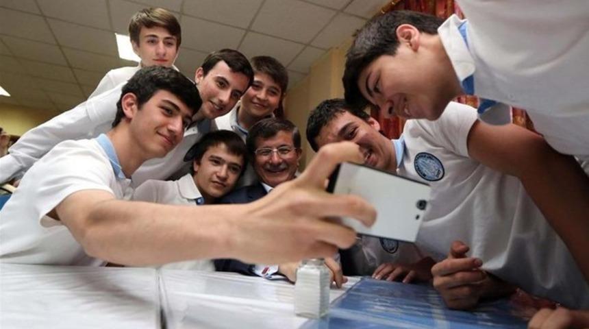 Davutoğlu'dan yemekhane 'selfie'si