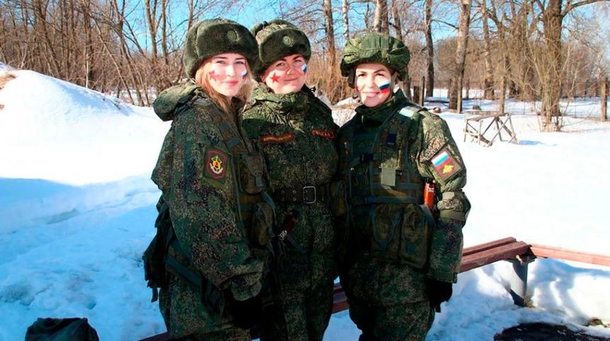 Rus ordusu kadınları, el bombaları fırlatmayı ve silah kullanmayı içeren güzellik yarışması düzenliyor