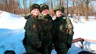 Rus ordusu kadınları, el bombaları fırlatmayı ve silah kullanmayı içeren güzellik yarışması düzenliyor