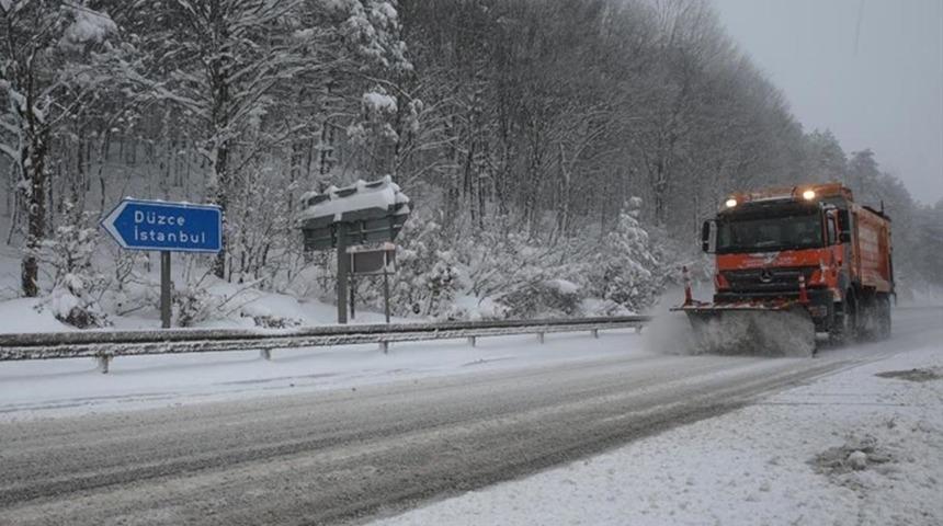 Yoğun kar yağışı! Bolu'dan İstanbul yönüne kamyon ve TIR geçişi durduruldu