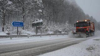 Yoğun kar yağışı! Bolu'dan İstanbul yönüne kamyon ve TIR geçişi durduruldu