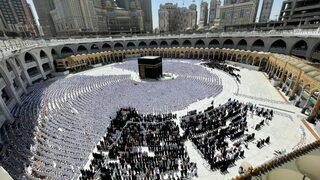 Kabe’de sosyal mesafesiz ilk Cuma namazı kılındı