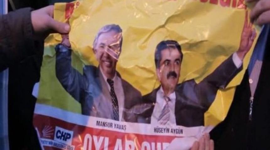 'Korsan afiş' astıkları iddia edilen 2 kişi yakalandı!