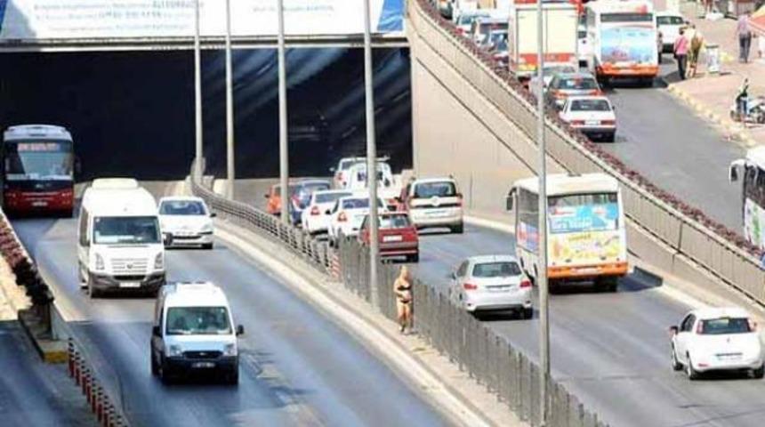 Antalya'da yol ortasında soyundu