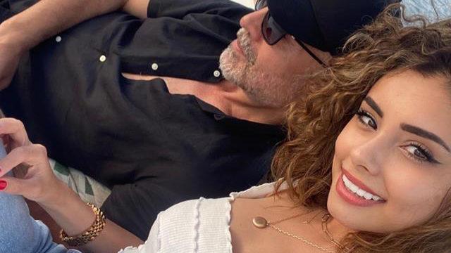 Özcan Deniz 23 yaş küçük sevgilisine evlilik teklifi etti