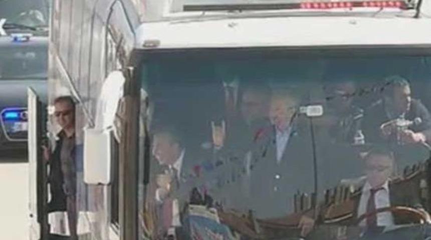 Kemal Kılıçdaroğlu 'bozkurt' işareti yaptı