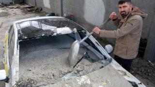 700 bin TL değerindeki lüks araca beton döktüler! 'Eşek şakasına döndü'