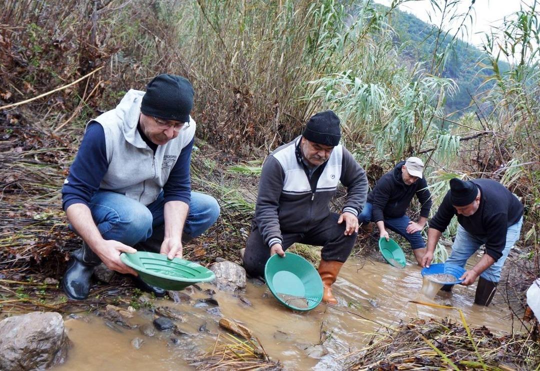 Haberi alan oraya gidiyor... Dereden altın toplayıp servet kazanıyorlar!