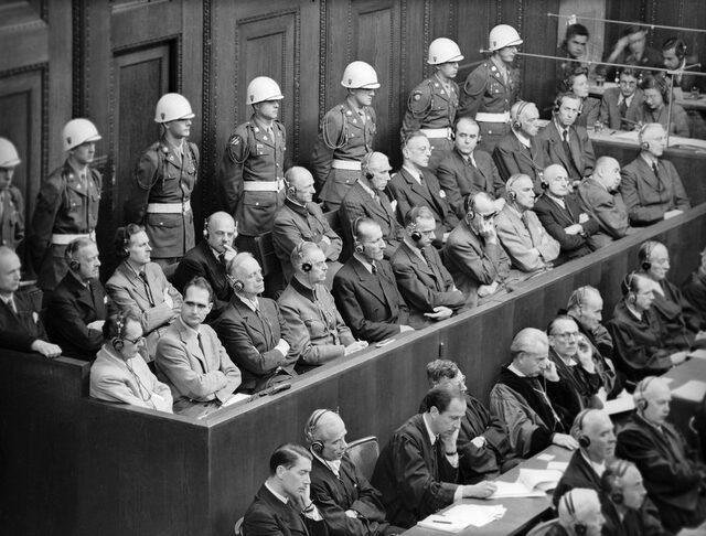Nazi savaş suçluları Hermann Goring, Rudolf Hess ve Joachim von Ribbentrop, Nuremberg'de.