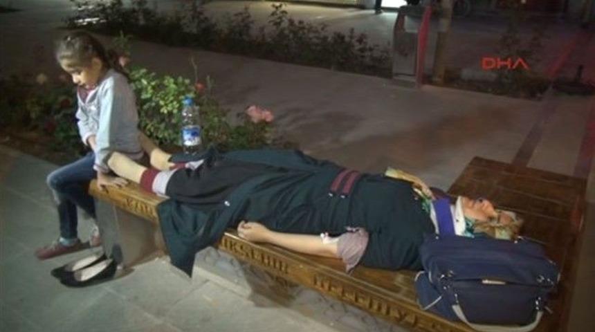 Yaralanan annesinin yanından ayrılmadı