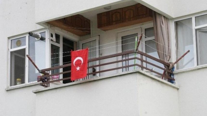 IŞİD&rsquo;den kurtulan polis balkonuna T&uuml;rk bayrağı astı