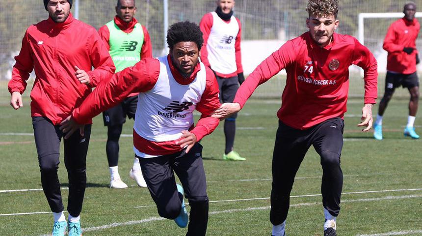 Antalyaspor, hava koşulları nedeniyle İstanbul'a gelemiyor!