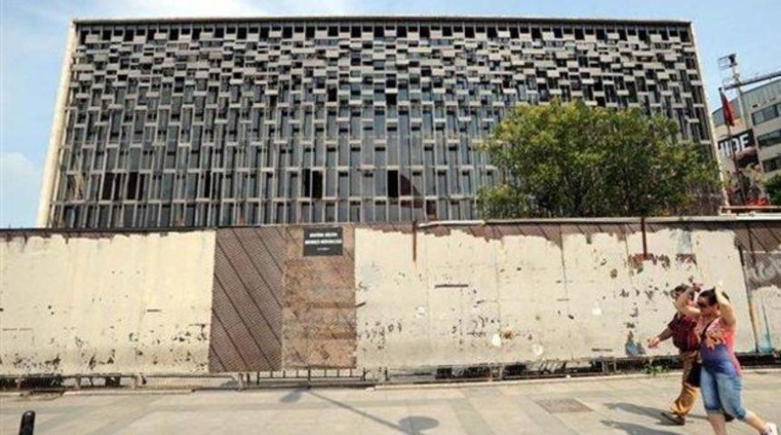 AKM'nin ön kapısını polis boşalttı