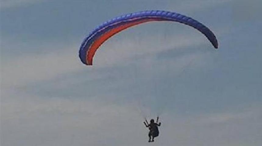 Kaymakam paraşüt kazası geçirdi
