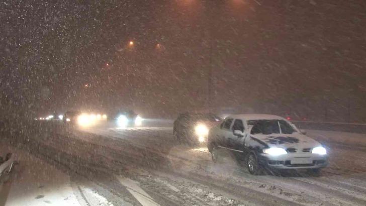Son Dakika: İstanbul'da kuvvetli kar fırtınası! Uyarılar peş peşe geldi... Araçlarını yol kenarına bırakıp gittiler G1