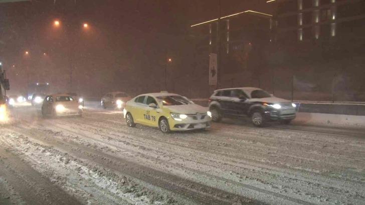 Son Dakika: İstanbul'da kuvvetli kar fırtınası! Uyarılar peş peşe geldi... Araçlarını yol kenarına bırakıp gittiler G2