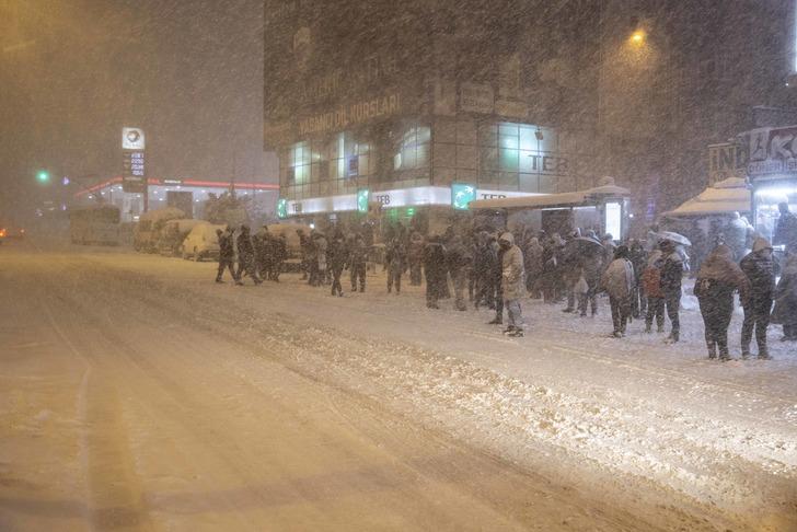 Son Dakika: İstanbul'da kuvvetli kar fırtınası! Uyarılar peş peşe geldi... Araçlarını yol kenarına bırakıp gittiler G4