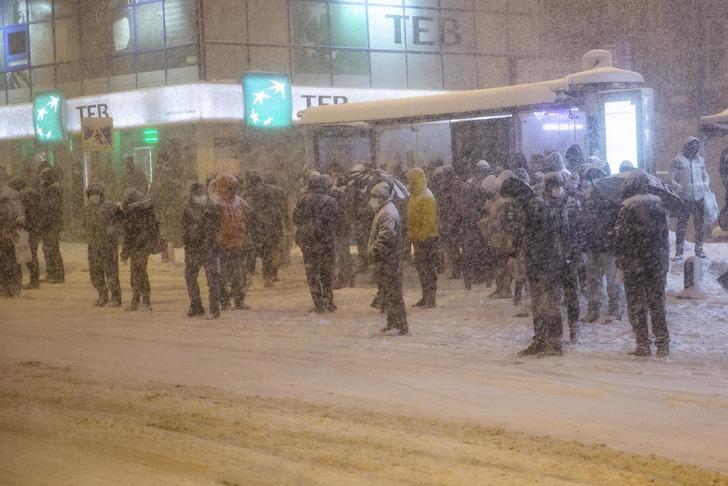 Son Dakika: İstanbul'da kuvvetli kar fırtınası! Uyarılar peş peşe geldi... Araçlarını yol kenarına bırakıp gittiler G5