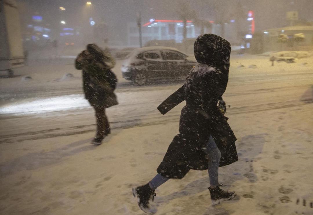 Son Dakika: İstanbul'da kuvvetli kar fırtınası! Uyarılar peş peşe geldi... Ara&ccedil;larını yol kenarına bırakıp gittiler