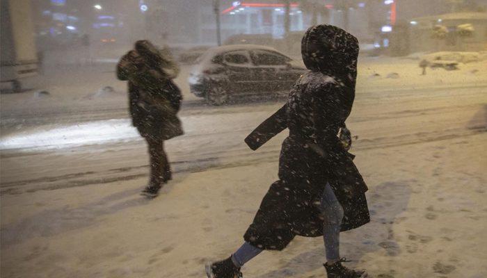 Son Dakika: İstanbul'da kuvvetli kar fırtınası! Uyarılar peş peşe geldi... Araçlarını yol kenarına bırakıp gittiler