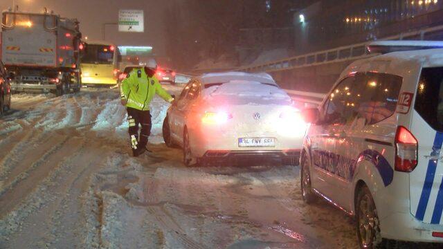 istanbulda-kar-aniden-bastirdi-kadikoyde-trafik-kilitlendi_4194_dhaphoto4