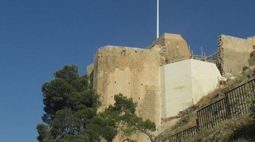 1200 yıllık Urfa Kalesi'ne ak duvar ördüler