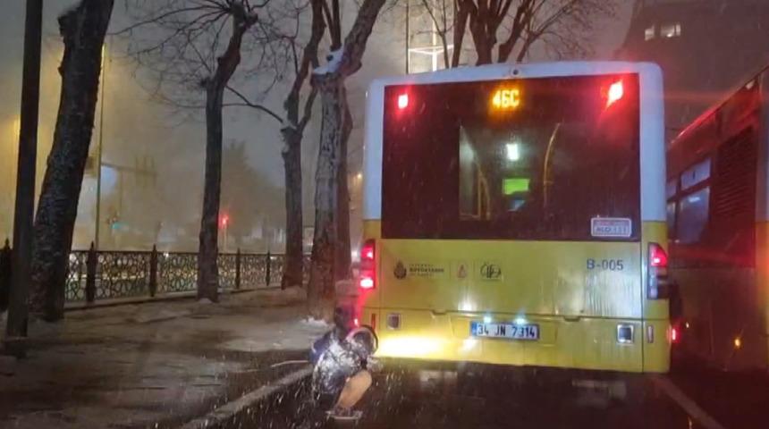 Yürek burkan görüntü! Karlı ve soğuk havada böyle ısındılar...