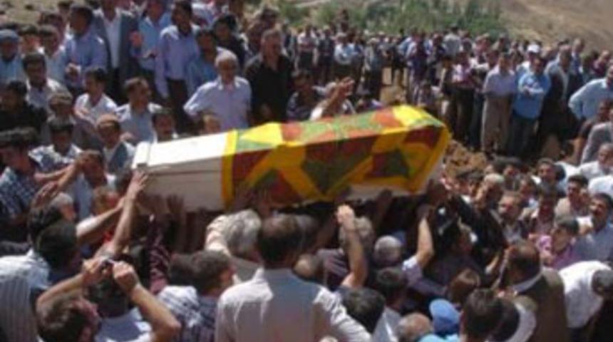 Cenazeler PKK bayraklarıyla defnedildi