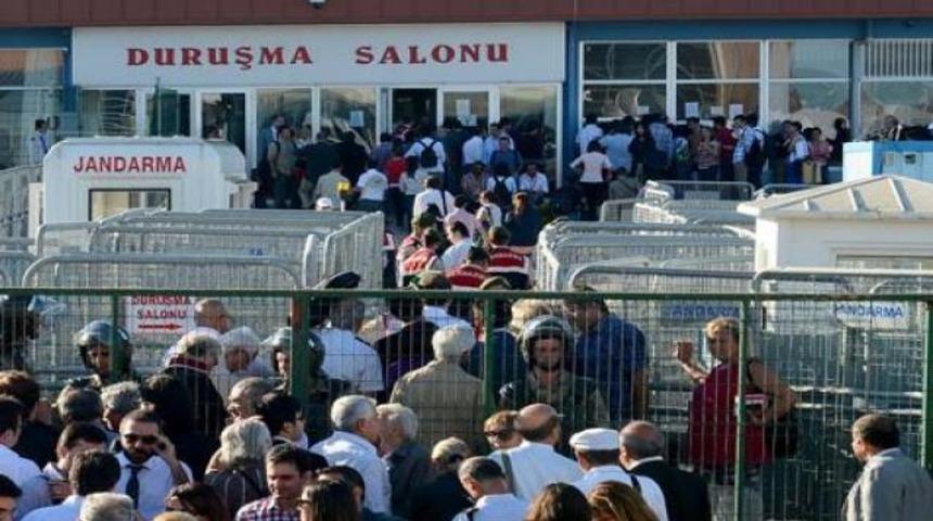  Salonda T&uuml;rk bayrağı ve slogan