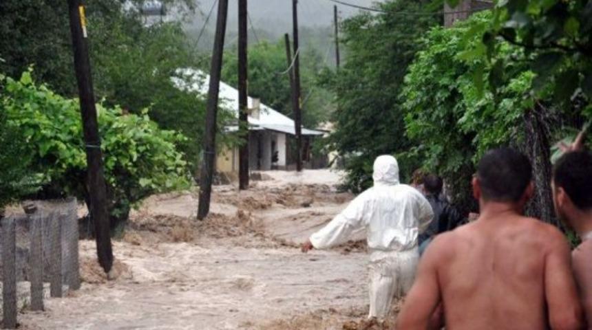 'Dere yatakları &uuml;zerinde veya yanında yapılan evleri boşaltın'