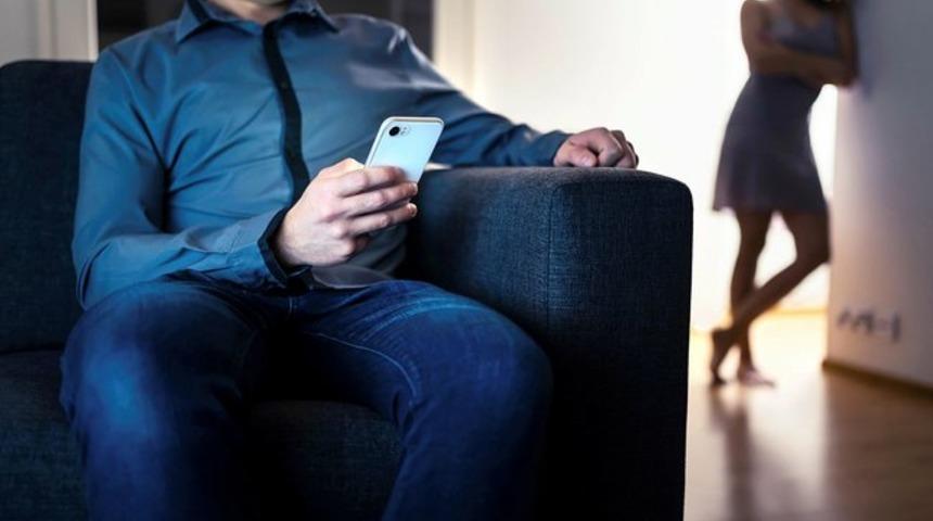 Arızalı telefondan yasak aşk çıktı! Eşi ile en yakın arkadaşının uygunsuz videolarını görünce...