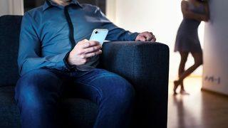 Arızalı telefondan yasak aşk çıktı! Eşi ile en yakın arkadaşının uygunsuz videolarını görünce...