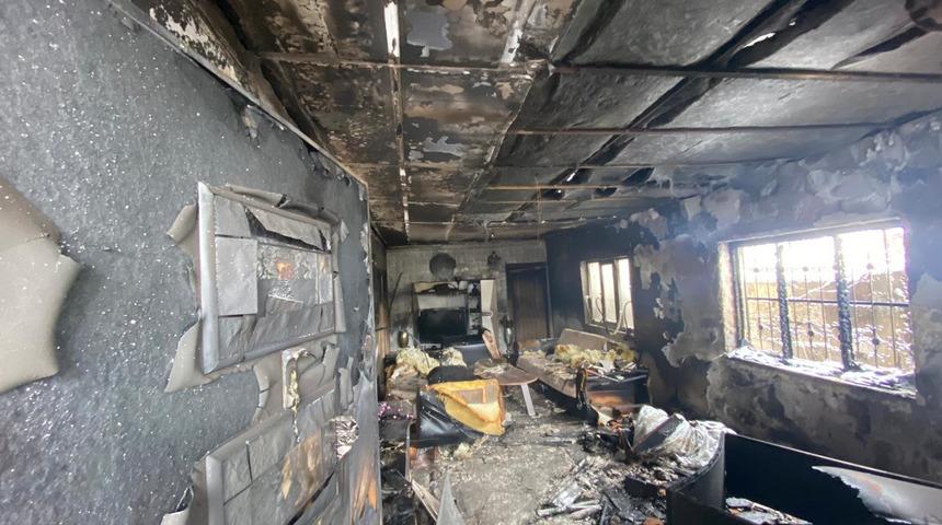 Alevler evin her tarafını sardı! Anne, 3 çocuğunu yangından son anda kurtardı