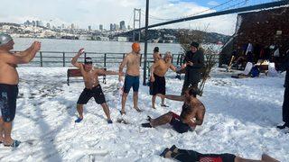 Önce kar banyosu yaptılar, sonra Boğaz'a atladılar! Kendilerine Kuzguncuk Tosbağaları diyorlar