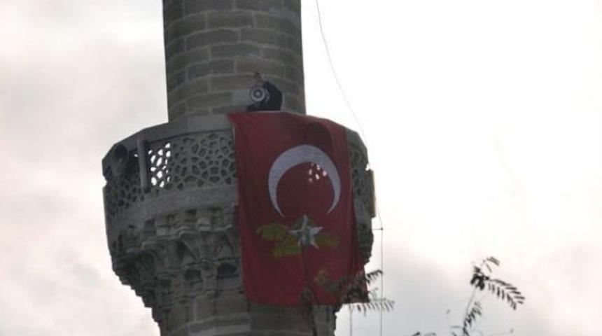 Emekli astsubaya bayrak gözaltısı