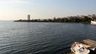 Küçükçekmece Gölü kenarında esrarengiz kule